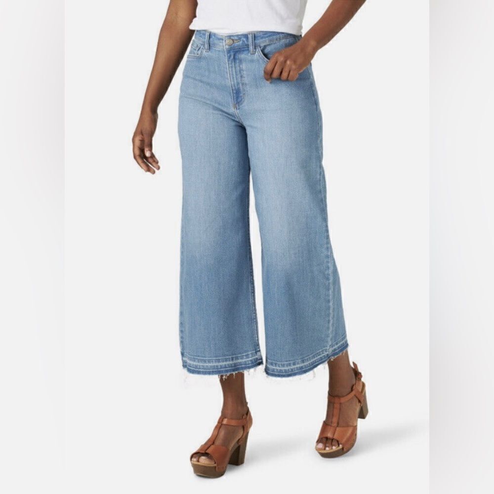 Lee RELAXED FIT A-Line CROP
HIGH RISE; Size 4. Mega wide flare
In-seam 24!